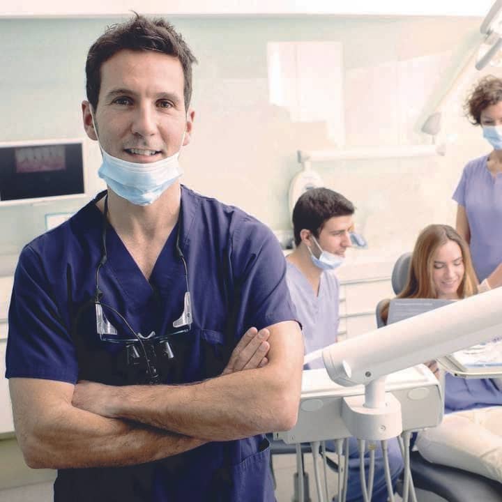 Gestionale studio dentistico: un dentista sorridente all'interno del suo studio dentistico gestito con il software DBMedica