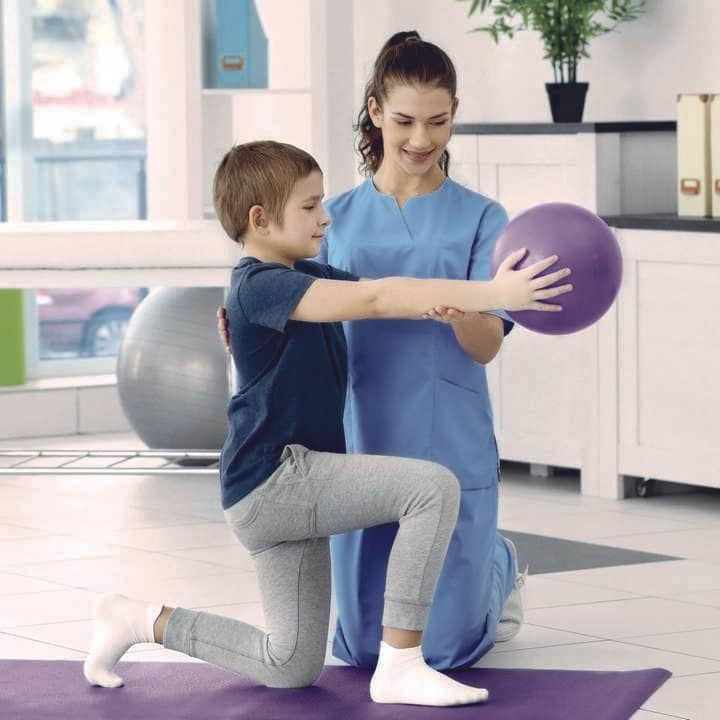 Gestionale fisioterapia: un fisioterapista esegue una riabilitazione su un bambino all'interno di un centro fisioterapico gestito con il software DBMedica